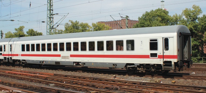 Passenger car 1st class IC<br /><a href='images/pictures/Roco/Roco-74650.jpg' target='_blank'>Full size image</a>